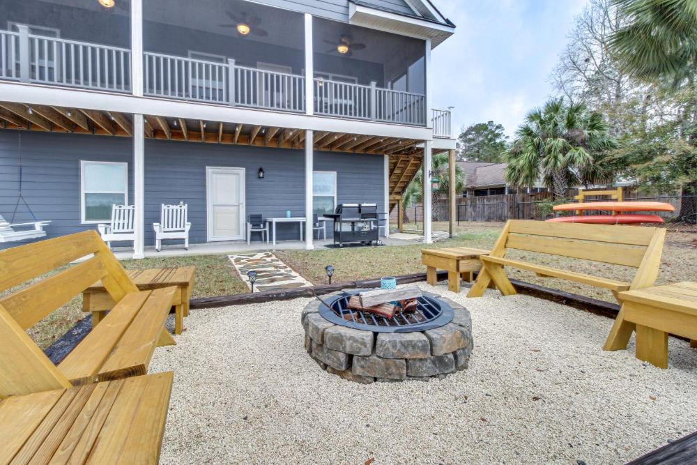 Dock and Fire Pit Waterfront Midway Retreat!
